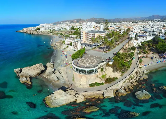 Mejores hoteles con toboganes en Nerja para familias