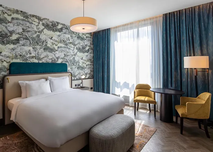Best Hotels in Glasgow Offering Hot Tub Relaxation